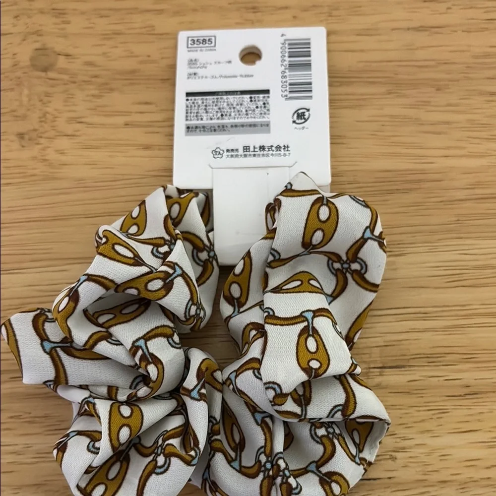 White and Gold Chain Pattern Scrunchie